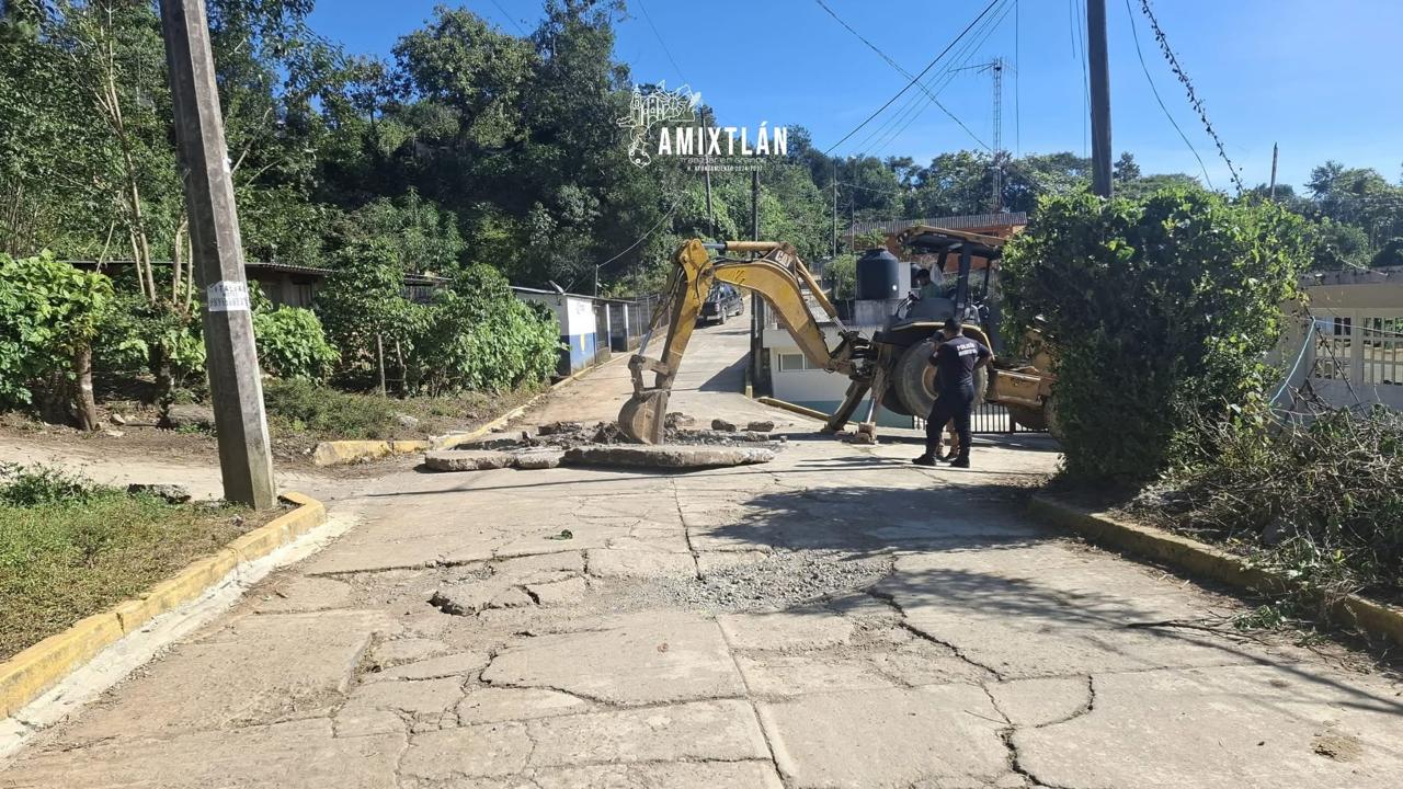 Labores de mantenimiento en el libramiento, mediante faena, llevando acabo limpieza de cunetas y colocacion de balastre.